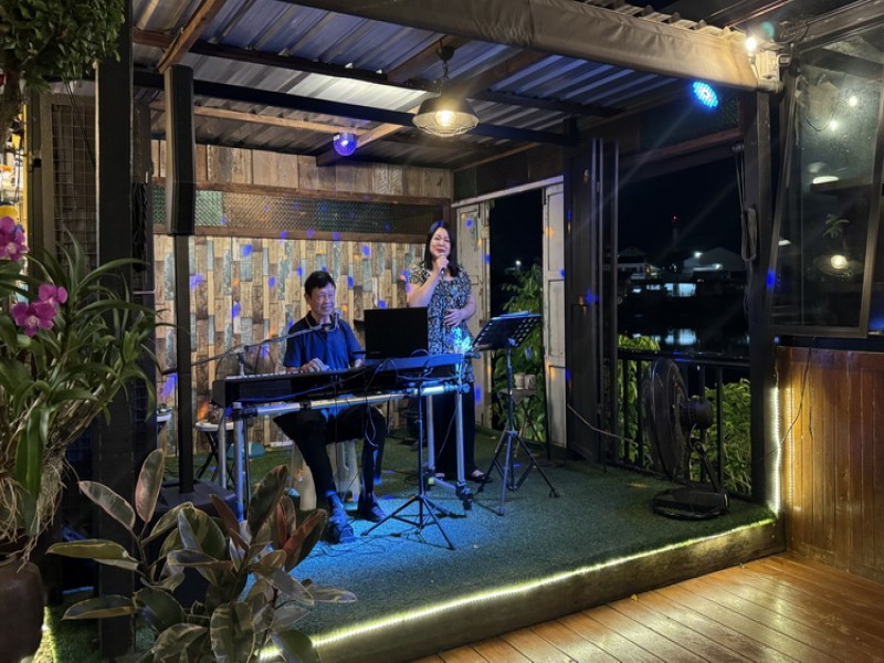 The Grand View Restaurant & Bar - Image 4