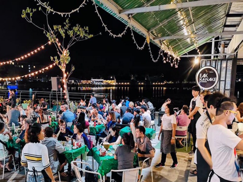 Eak Ka-Nake Izakaya Restaurant & Bar - Image 2