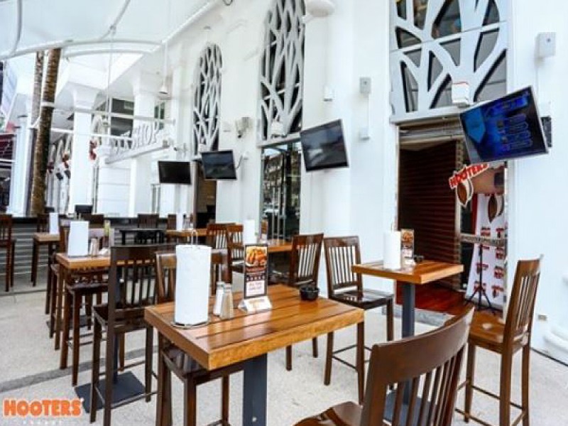 Hooters Phuket - Image 5